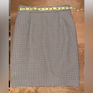 Cute H&M houndstooth patterned skirt. Like new!